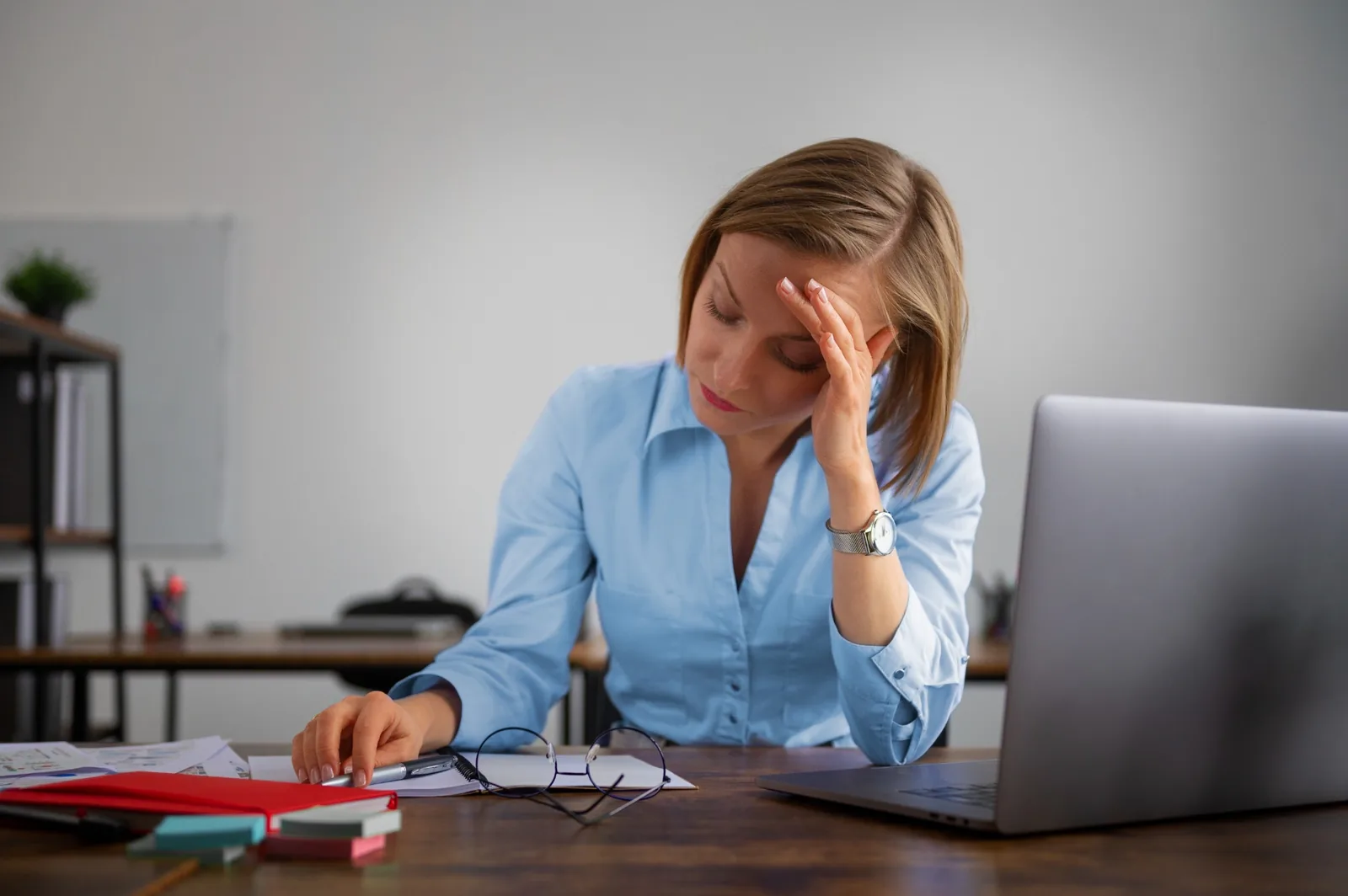 Mujer empleada analizando su situación económica