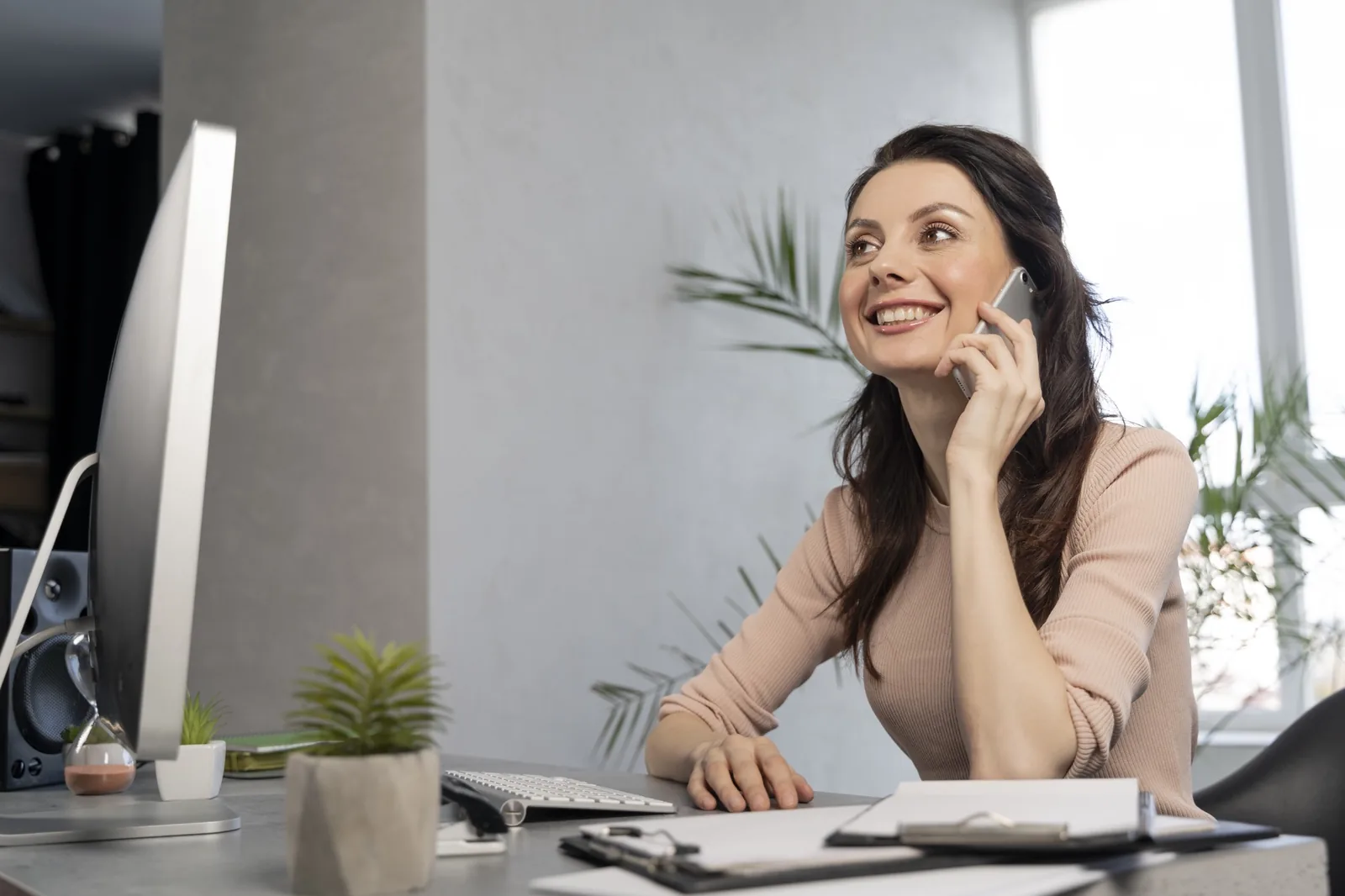 Mujer desarrollando capacidades digitales